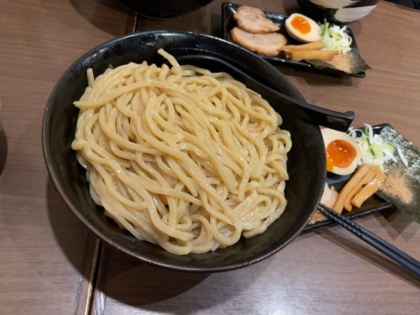 「つけ麺(山盛900g)」@横浜家系ラーメン春樹 吉川店の写真