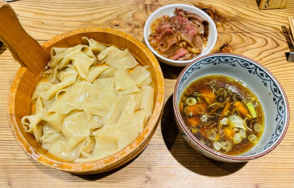 「平打ちざるそば+A5ランク黒毛和牛ご飯 1750円」@かね田の写真