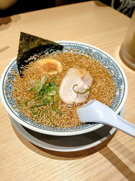 「醤油とんこつ 白」@丸源ラーメン 所沢北野店の写真