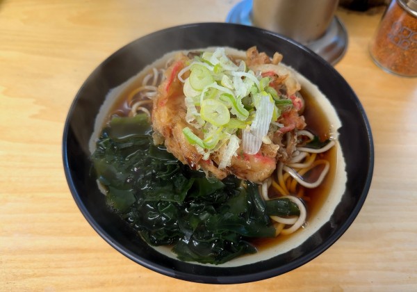 「わかめそば(280円)+五目かき揚げ(100円)」@六文そば 人形町店の写真