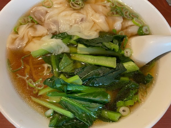 「ワンタンメン950円」@梅蘭 上野の森さくらテラス店の写真
