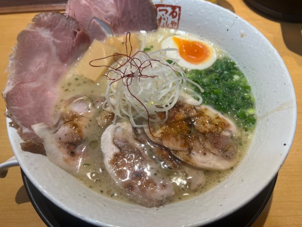 「【12月限定】ローストチキンらーめん(1100円)」@らーめん鶴武者の写真