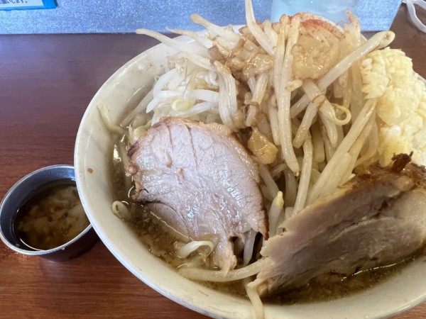「ラーメン・ヤサイマシニンニク半分(950円)」@ラーメン荘 地球規模で考えろ ソラの写真