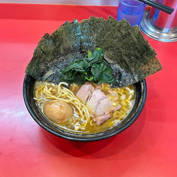 「中盛りラーメン＋海苔＋味玉」@家系総本山 ラーメン吉村家の写真