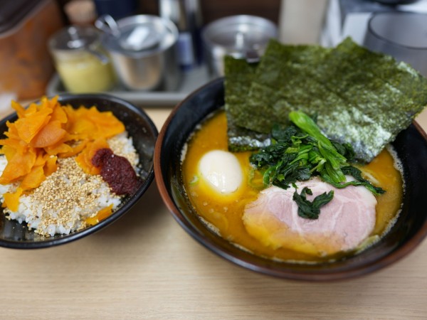 「ラーメン 並 麺硬め＋味濃いめ＋油多め＋サービス味玉＋サービ」@横浜らーめん 武蔵家 池袋店の写真