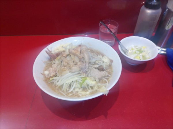 「ラーメン(半分)＋白ネギ」@ラーメン二郎 西台駅前店の写真