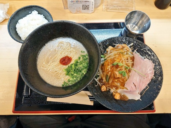 「博多もつ鍋風餡かけ野菜盛り豚骨らぁ麺、白米」@博多豚骨らぁ麺 一絆 上野御徒町本店の写真