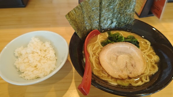 「豚骨ラーメン（しょうゆ）+小ライス」@熟成豚骨ラーメン そだし 河口湖店の写真