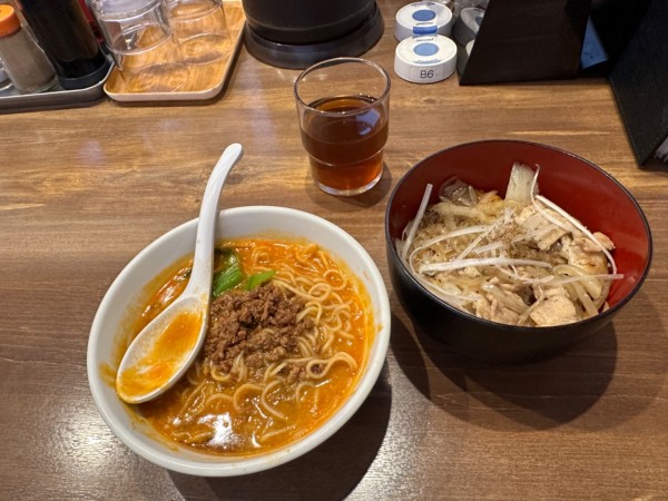 「日替り定食（豚バラ塩焼肉丼＋半担々麺）1,000円→500円」@陳麻家 高崎駅西口店の写真