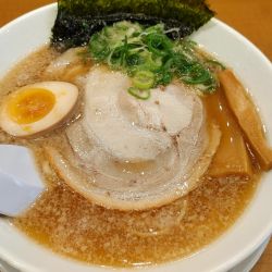 醤油とんこつラーメン