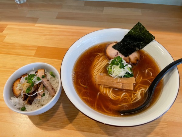 「丸鶏ラーメン(しょうゆ) ¥890 チャーシュー丼 ¥250」@麺屋 はちどりの写真