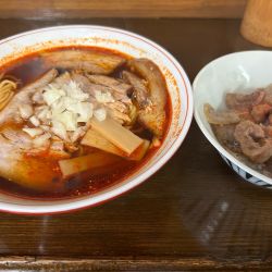 辛口チャーシューメン950円、牛すじ丼400円