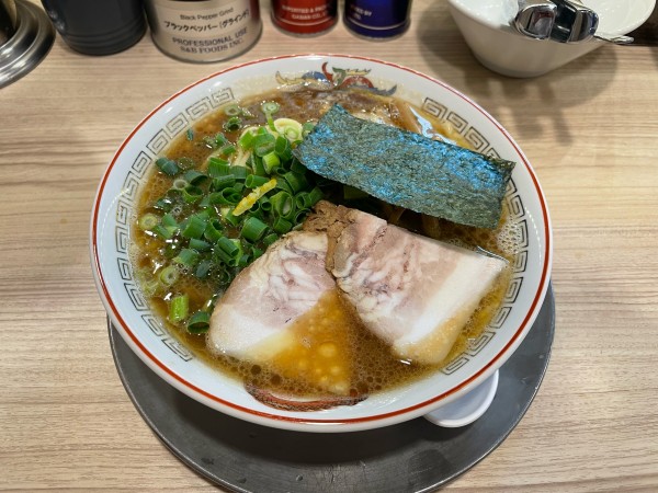 「ラーメン(黒) + 替玉(細麺)」@鯨人の写真