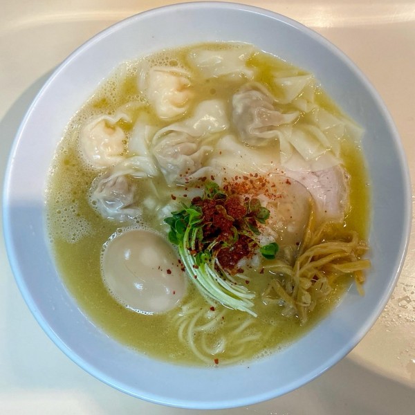 「ホワイトクリーミィーぱいたん（肉海老わんたん/玉子）¥1,100」@らぁ麺 ひなたの写真