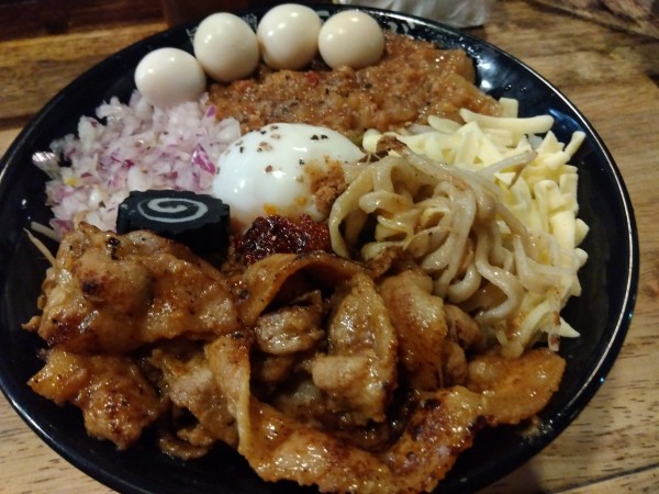 「旨辛味噌まぜそば¥1000＋豚バラ＋ウズラ」@旨辛味噌らーめん ぼんずの写真