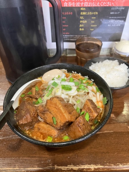 「特製辛味噌ラーメン　大盛り　チャーシュー　ライス」@らーめんぶたまろの写真