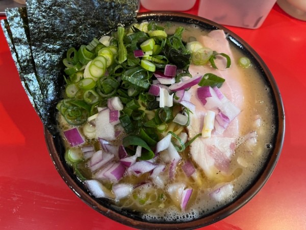 「ラーメン700円＋むらさきたまねぎ50円＋九条ねぎ100円」@どんとこい家の写真