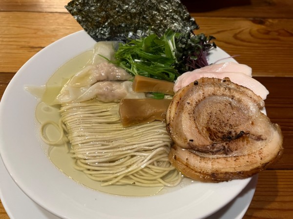 「特製透明醤油らーめん」@アンドレカンドレラーメンの写真