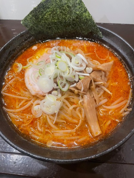 「みっちょん(辛さ4倍、麺大盛)」@寄ラーメンの写真