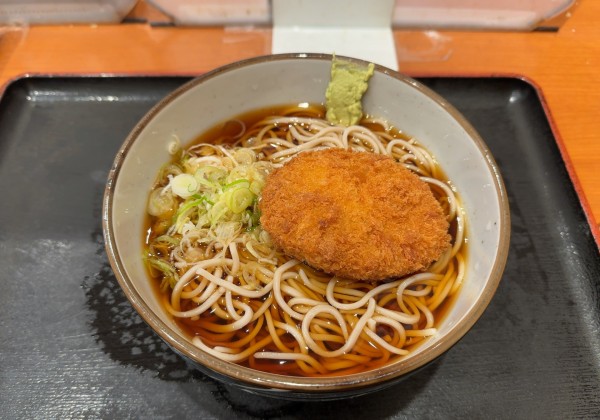 「ぶっかけそば(冷・並・290円)+コロッケ(100円)」@金町うどんの写真