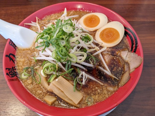 「京都漆黒醤油味玉ラーメン」@魁力屋 所沢小手指店の写真