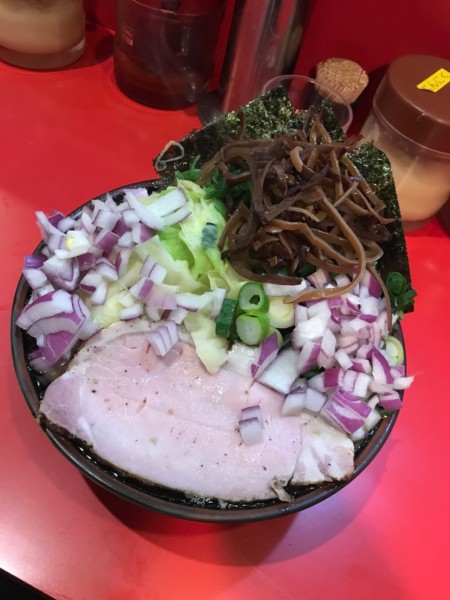 「ラーメン＋九条ねぎ＋むらさきたまねぎW 千円＋感謝のきくらげ」@どんとこい家の写真