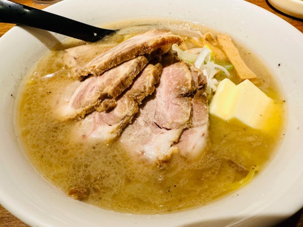 「塩チャーシュー+バター【1130円】」@札幌味噌麺 優の写真