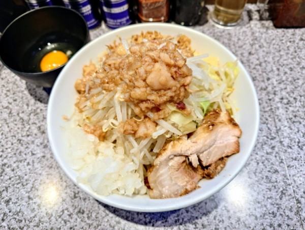 「辛い汁なし ミニ+生卵」@ラーメン宮郎の写真