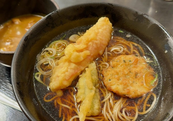 「かにかま天そば(680円)+カレー(クーポン)」@ゆで太郎 平河町店の写真