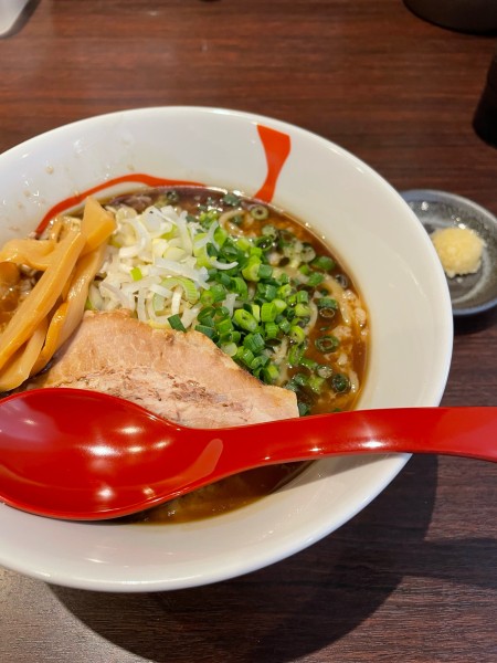 「煎りにんにくらあめん 大盛 荒微塵にんにく」@らぁ麺 よしきゅうの写真