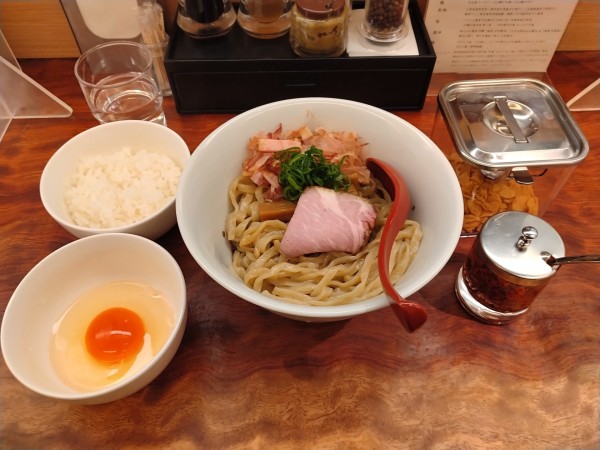 「油そば¥900+追い飯¥100+追い卵¥100-」@三馬路 東京店の写真