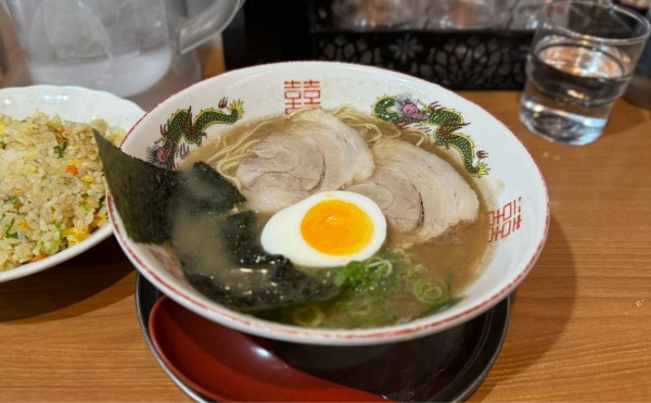 「豚骨ラーメン、焼めしセット¥980」@豚骨発祥 久留米ラーメン くるめやの写真
