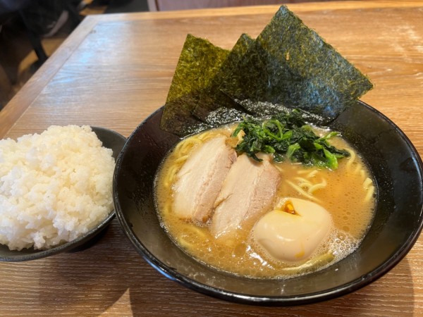 「ラーメン　煮卵　ライス」@横浜家系ラーメン 銀家 横浜西口パルナード店の写真