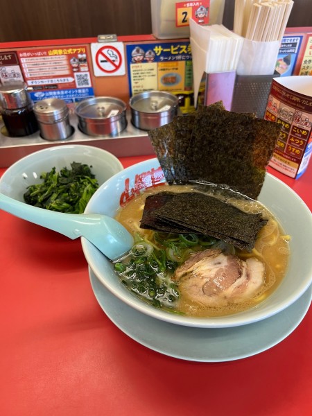 「醤油ラーメン　ほうれん草　海苔」@山岡家 越谷レイクタウン店の写真