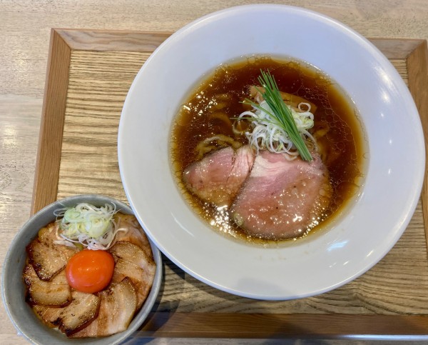 「地鶏としじみの中華蕎麦(手揉み麺)+吊るし焼きバラ丼」@宍道湖しじみ中華蕎麦 琥珀 東京本店の写真