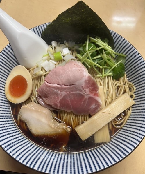 「煮干そば黒醤油(830円)＋大盛(150円)」@中華そば よしかわの写真