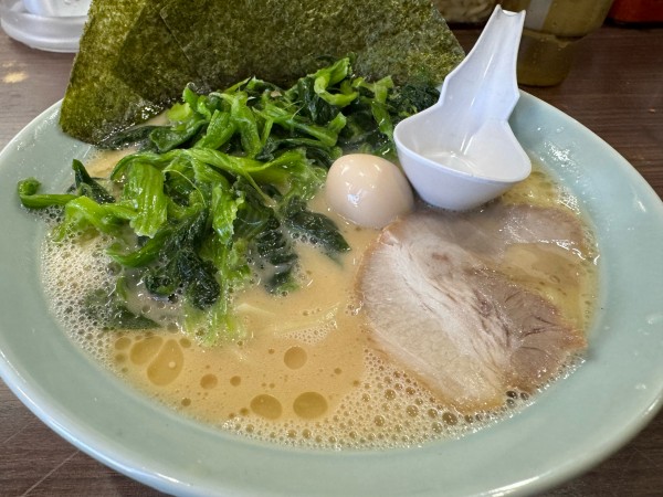 「醤油:並+ほうれん草」@横浜家系ラーメン 飯田橋 魂心家の写真