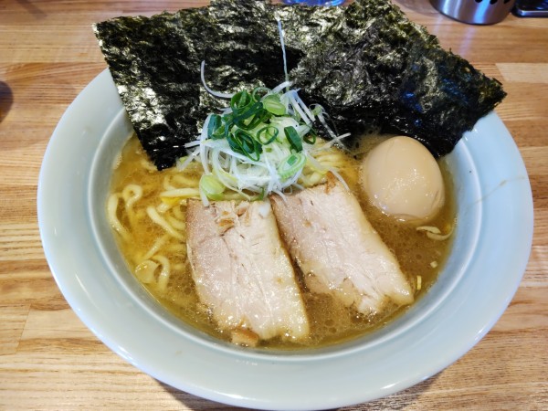 「豚骨醤油 中230g＋味玉」@豚骨醤油 三輪の写真