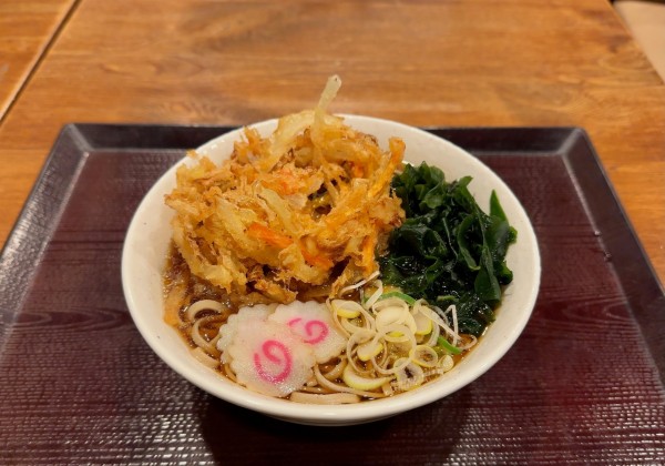 「天ぷらそば・温(550円)」@嵯峨谷 神保町店の写真