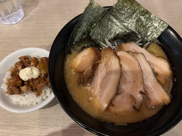 「しょうゆﾁｬｰｼｭｰ麺中太中盛固め980円」@品の一の写真
