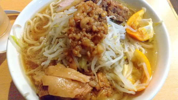 「らーめん（野菜少な目アブラ）　季節の柑橘　おいしい脂」@ピコピコポンの写真