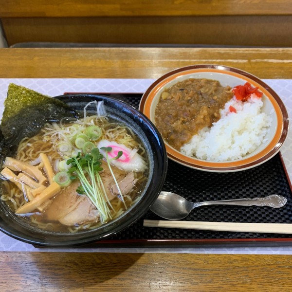 「醤油らーめん700円賄いミニカレー400円」@らーめん屋 くろちゃんの写真