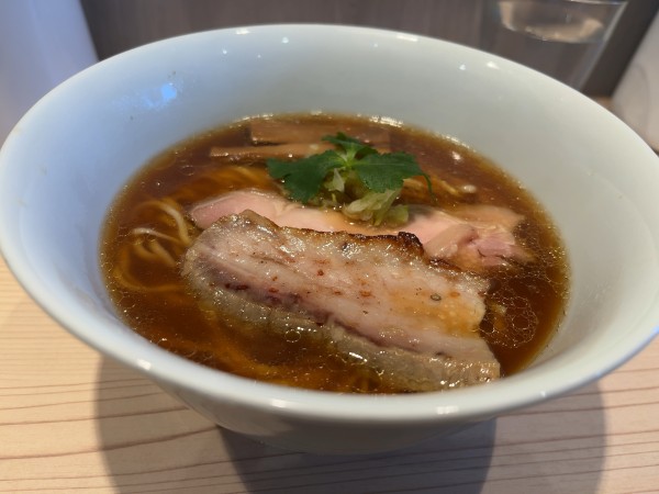 「しょうゆらーめん」@らーめん藁の写真