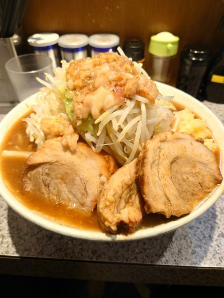 「大ラーメン(醤油)豚➕２  全マシ」@ラーメン宮郎の写真