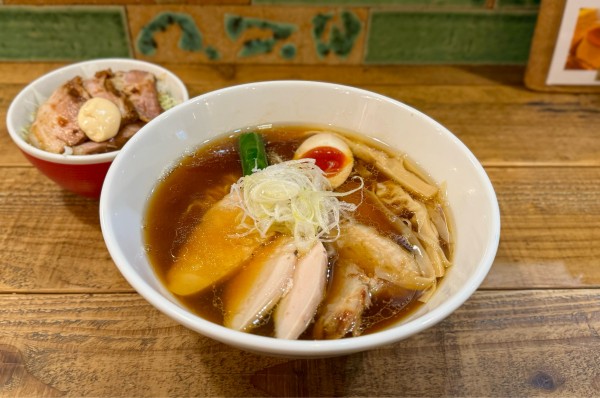 「スペシャル醤油ラーメン¥1200、バラ肉ごはん¥380」@Ramen Free Birdsの写真