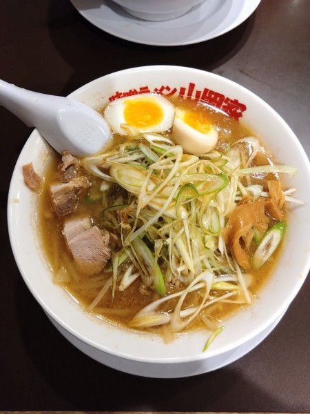 「札幌味噌ネギラーメン＋味玉」@味噌ラーメン 山岡家 すすきの店の写真