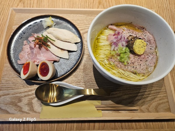 「特製濃厚トリュフの鶏塩だし中華そば」@MENDOKORO TOMO Premiumの写真