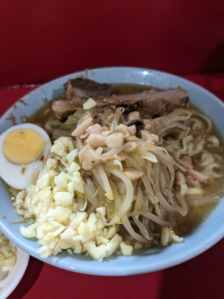 「ラーメン少ニンニク多めアブラ白」@ラーメン富士丸 明治通り都電梶原店の写真
