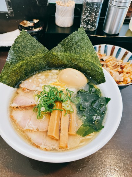 「特製琥珀塩ラーメン」@中華そば 弥栄の写真
