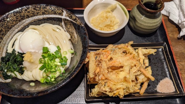 「温玉ぶっかけうどん＋かき揚げ」@さぬきうどん 元咲 立石店の写真
